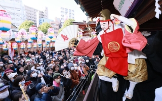 商売繁盛などを願って参拝者に福を振りまく戎舞＝９日午前、神戸市兵庫区西柳原町、柳原蛭子神社（撮影・鈴木雅之）