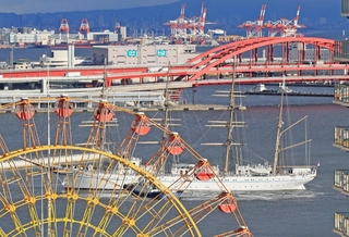 後退して離岸する海王丸。観覧車も祝福しているよう＝神戸市中央区（撮影・吉田敦史）