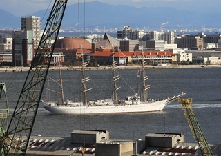 神戸港を出て行く海王丸＝神戸市中央区（撮影・吉田敦史）