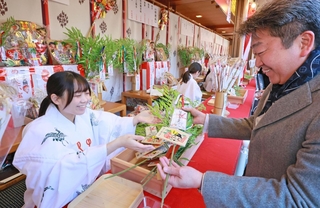 福笹を買い求める参拝者＝９日午前、神戸市兵庫区西柳原町、柳原蛭子神社（撮影・鈴木雅之）