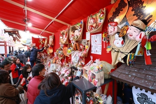 商売繁盛を願って縁起物を買い求める参拝者たち＝９日午前、神戸市兵庫区西柳原町、柳原蛭子神社（撮影・鈴木雅之）