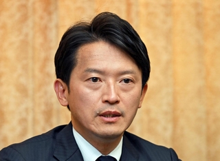 阪神・淡路大震災発生から３１年になるのを前に取材に応じる兵庫県の斎藤元彦知事＝８日、神戸市中央区、兵庫県庁（撮影・大田将之）