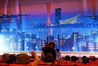 新開地劇場の舞台に下りる西陣織の緞帳。来場者たちは期待に胸を膨らませて開幕を待つ＝神戸市兵庫区新開地５