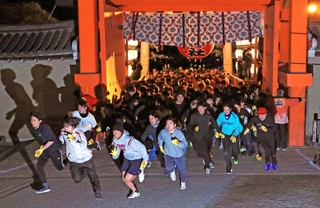 開門と同時に本殿に向けて駆け出す参拝者＝１０日午前６時、西宮市社家町（撮影・小林良多）