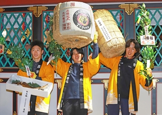 開門神事で一番福を手にした豊川哲平さん（中央）と、二番福の沢井歩さん（右）、三番福の赤松大樹さん＝西宮市社家町（撮影・小林良多）