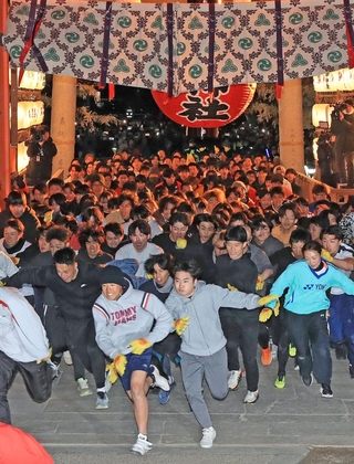 開門と同時に本殿に向けて駆け出す参拝者＝１０日午前６時、西宮市社家町（撮影・小林良多）
