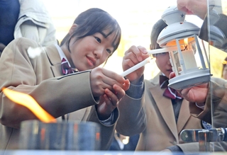 「１・１７希望の灯り」から火を移す参加者＝１０日午後、神戸市中央区加納町６、東遊園地（撮影・丸山桃奈）