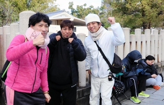 福男選びのスタート順の抽選を待つ増田明弘さん（左）と宮西卓さん（中央）、木村種伸さん＝９日午後、西宮市社家町