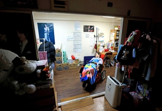 好きな物、必要な物に囲まれた暮らし。普段は介助者の手を借りて生活するが「もしもの時１人だったら」＝西宮市内