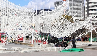 一部が倒れた神戸ルミナリエの作品。強風にあおられたとみられる＝１１日午前、神戸市中央区のメリケンパーク