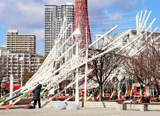 一部が倒れた神戸ルミナリエの作品。強風にあおられたとみられる＝１１日午前、神戸市中央区のメリケンパーク
