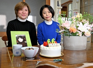 有本恵子さんの６６歳の誕生日を祝う姉の北谷昌子さん（左）と妹の有本郁子さん＝１２日午後、神戸市長田区（撮影・斎藤雅志）