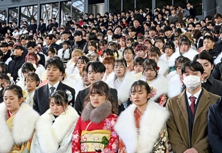 「はたちを祝う会」に出席し、阪神・淡路大震災の犠牲者に黙とうをささげる若者たち＝１２日午後、神戸市兵庫区御崎町１、ノエビアスタジアム神戸（撮影・風斗雅博）