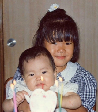 ５歳の誕生日。妹理菜さんを抱く小西希ちゃん＝１９９４年９月１日、神戸市灘区（眞希子さん提供）