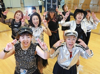 リズムに合わせて手話を織り交ぜたダンスを披露する「ジギービー」のメンバーたち＝加西市北条町北条、アスティアかさい