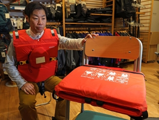普段はいすの上で使えるクッション。広げるとライフジャケットになる＝神戸市中央区伊藤町、モンベル神戸三宮店