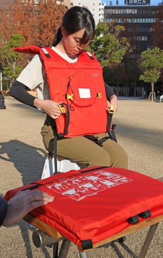 普段はいすの上で使えるクッション。広げるとライフジャケットに早変わり＝神戸市中央区