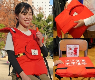 普段はいすの上で使えるクッション（右下）。広げるとライフジャケットになり（右上）、すぐに着用できて洪水や津波対策になる＝神戸市中央区