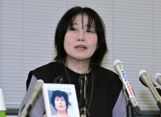 阪神・淡路大震災で行方不明となっている母・正子さんへの思いを語る佐藤悦子さん＝１３日午後、神戸市中央区の神戸市役所（撮影・斎藤雅志）