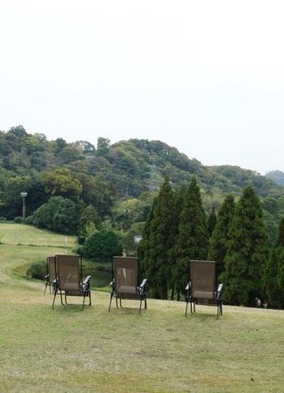かつてゴルフコースだった場所にサウナチェアが置かれている＝菊水さうな