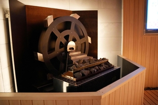 「さふぃスパ」に導入された水車型サウナストーブ。西日本初となる＝シーサイドホテル舞子ビラ神戸