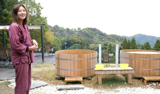 水風呂のたるも手作りで組み上げた＝菊水さうな