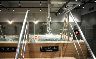 「さふぃスパ」一押しの５方向から水が噴き出る水風呂＝シーサイドホテル舞子ビラ神戸