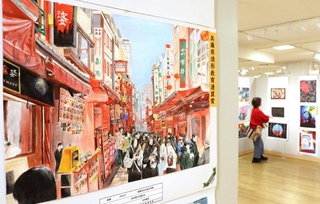 自由なテーマで描かれた作品が並ぶ展示会場＝神戸市中央区小野柄通８、神戸阪急