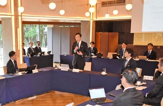 共通する課題や施策について意見交換した首長ら＝神戸市中央区中山手通５