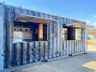 イタリア・ボローニャの災害ボランティア団体が所有するキッチンコンテナ。被災地へ運び、温食を提供する拠点になるという（神戸市提供）