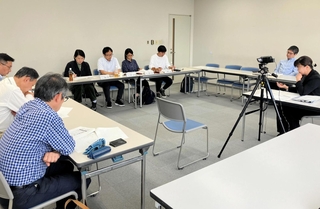 議論を交わす「１・１７未来会議」のメンバーと論説委員ら