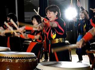 鎮魂と復興への願いを込め、力強い音色を響かせる和太鼓美鼓音のメンバー＝南あわじ市市三條