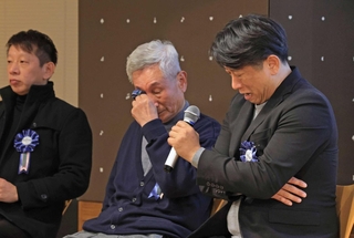 父敏夫さん（中央）への思いを口にする崔秀福さん（右）。涙がこみ上げた＝神戸市長田区二葉町５（撮影・吉田敦史）