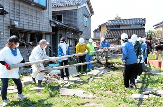 能登半島地震の被災地で、片付け作業を行う災害ボランティア＝２０２４年４月、石川県珠洲市