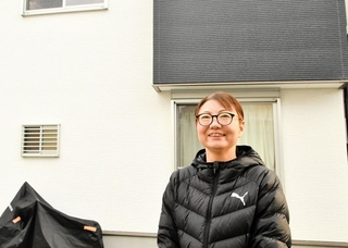 震災から１９年後に再建した自宅の前で当時を振り返る川村久美子さん＝芦屋市大桝町