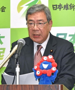 「国保逃れ」問題で会見する日本維新の会の中司宏幹事長＝15日夜、東京・永田町