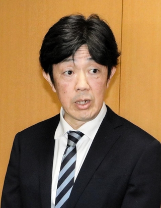 記者団の取材に答える赤石理生兵庫県議＝１５日午後、県庁