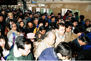 阪神御影駅から西は不通が続き、代替バスに向かう乗客で混雑するホーム＝１９９５年２月１１日、神戸市東灘区