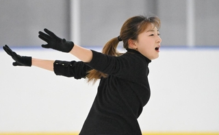 ３度目の五輪に向けた練習を公開した坂本花織＝神戸市中央区脇浜海岸通２（撮影・大田将之）