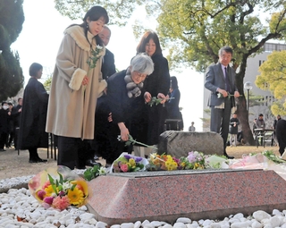 慰霊碑前に花を手向ける参列者＝１６日、神戸市灘区六甲台町、神戸大学六甲台第１キャンパス