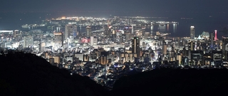 阪神・淡路大震災の発生から３１年を迎える神戸の町並み＝１６日夜、神戸市中央区、市章山から望む（撮影・風斗雅博）