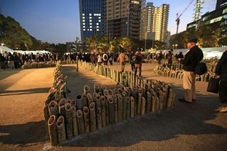 「１．１７」を翌日に控え、準備が進む東遊園地＝１６日午後、神戸市中央区加納町６（撮影・丸山桃奈）