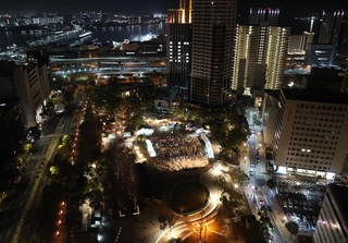 阪神・淡路大震災から３２年目の朝を迎えた神戸・東遊園地＝１７日午前５時４分、神戸市中央区加納町６（撮影・長嶺麻子）