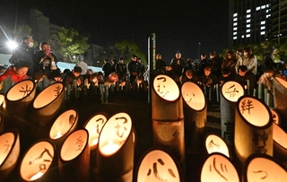 発生時間に合わせて手を合わせる人たち＝１７日午前５時４６分、神戸市中央区加納町６、東遊園地（撮影・風斗雅博）