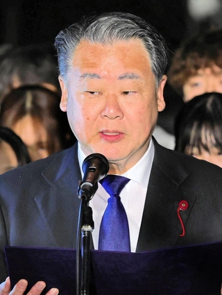 追悼の言葉を述べる菅野吉記神戸市会議長＝１７日午前５時５８分、神戸市中央区加納町６、東遊園地（撮影・中西幸大）