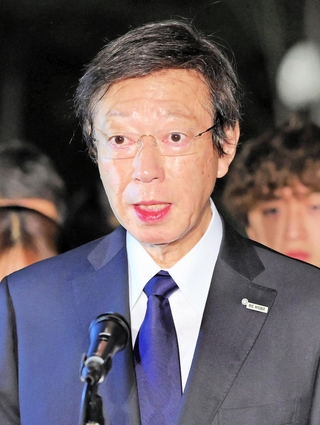 追悼の言葉を述べる久元喜造神戸市長＝１７日午前５時５３分、神戸市中央区加納町６、東遊園地（撮影・中西幸大）