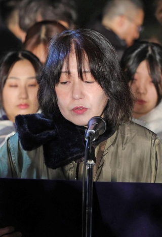 三宮・東遊園地で「追悼のことば」を述べる遺族代表の佐藤悦子さん＝１７日午前５時４９分、神戸市中央区加納町６（撮影・中西幸大）