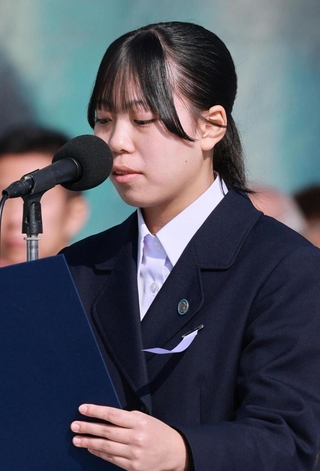 安全の日のつどいでメッセージを読み上げる舞子高３年の田中千恵美さん＝１７日午後０時２２分、神戸市中央区脇浜海岸通４、人と防災未来センター（撮影・鈴木雅之）