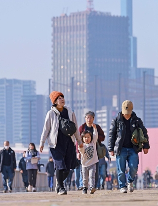 復興した街並みを歩くメモリアルウォークの参加者＝１７日午前１０時２０分、神戸市中央区脇浜海岸通（撮影・鈴木雅之）
