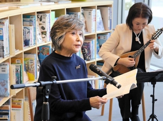 感情を込めて詩を朗読する竹下景子さん（左）＝神戸市中央区加納町６、こども本の森　神戸